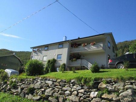 Das ist das Haus meiner Gastfamilie, mein Zimmer ist rechts unten und im oberen Stockwerk wohnen die Großeltern!