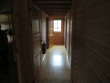 Hier sind rechts und links die Schlafzimmer in der Hütte